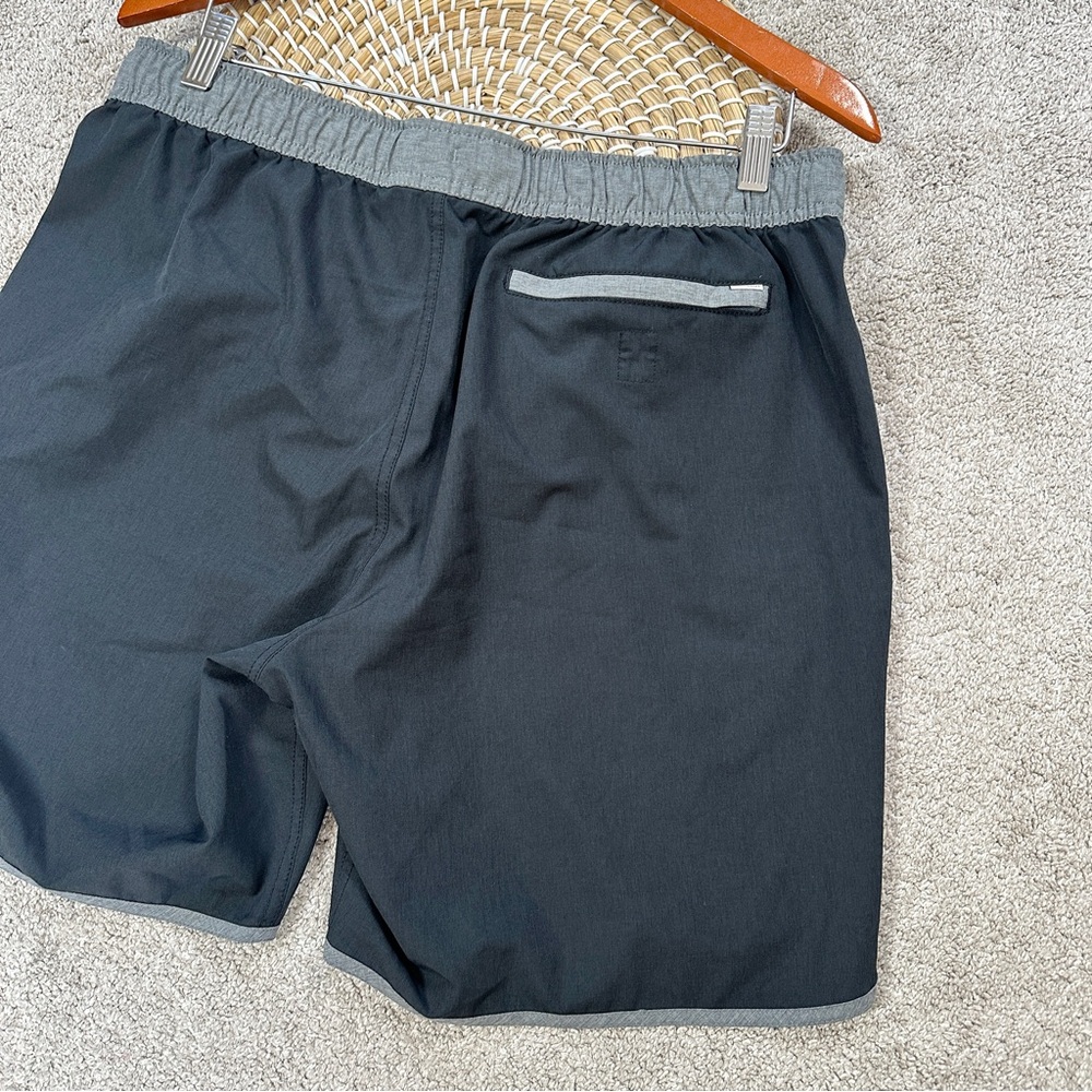 SOLD | Vuori Men’s Banks Shorts Pull On 7” Unlined Athletic in Black Gray XL - Picture 7 of 14